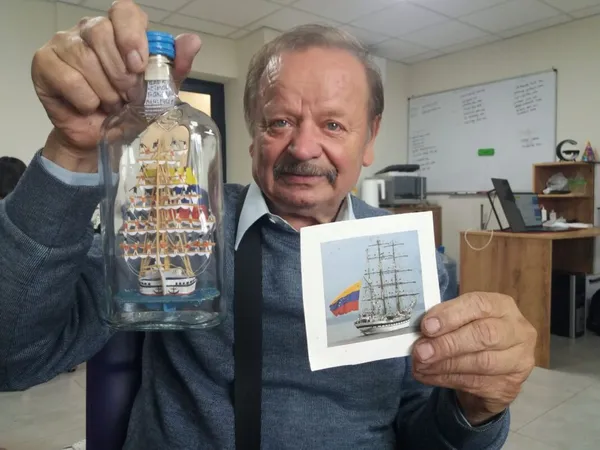 Вітрила з часнику, сиру, павутиння: майстер з Волині майже пів століття створює мініатюрні кораблі у пляшках (фото)