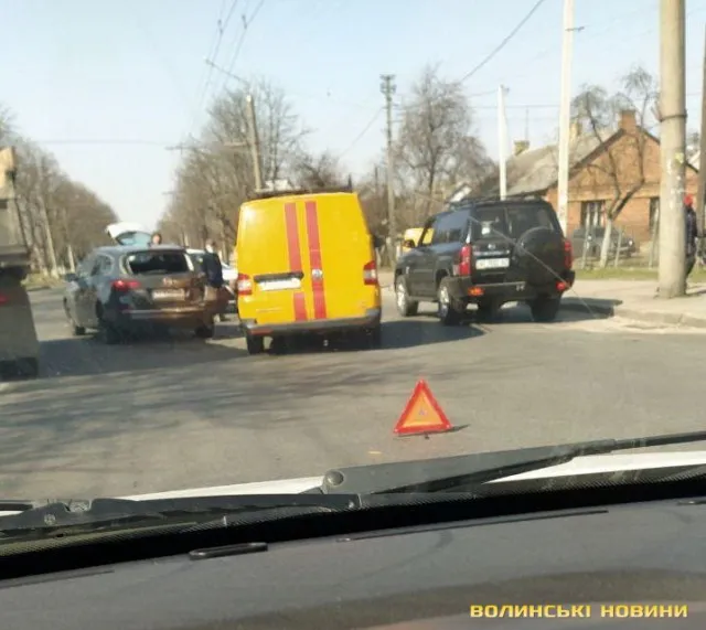 На Володимирській у Луцьку  – ДТП за участю аварійної служби (фото)