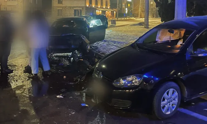 У Луцьку п'яний водій Dodge втратив керування на кільці і «влетів» у Volkswagen (фото)