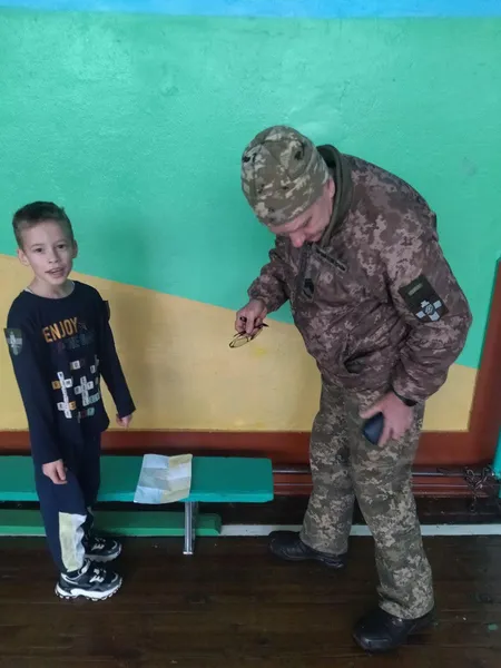 Зворушливо до сліз: боєць приїхав до хлопчика з Луцька, аби подякувати за малюнок