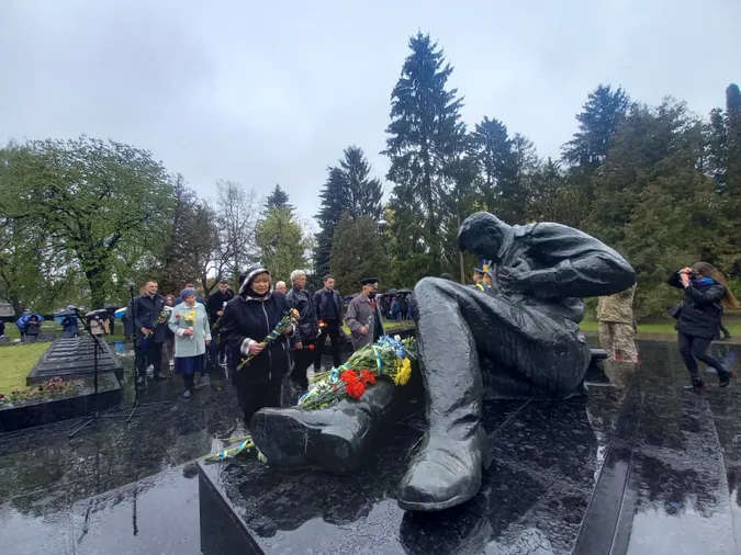 У Луцьку поклали квіти до пам'ятника невідомому солдату (фото)