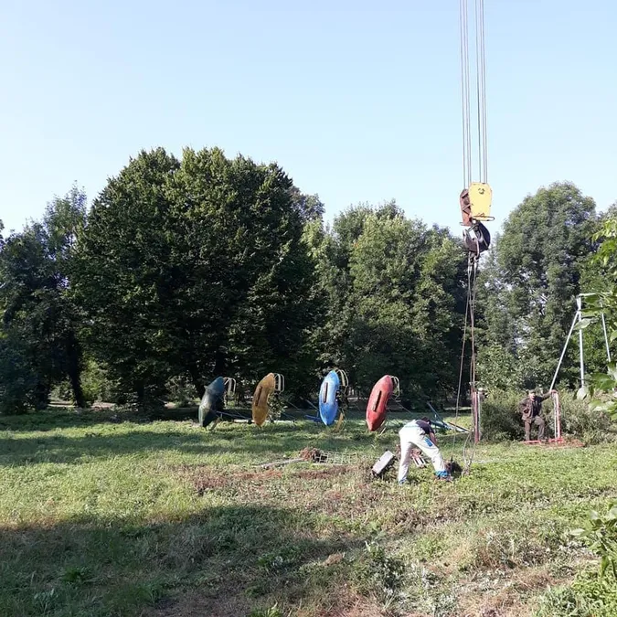 У луцькому парку демонтовують старі атракціони (фото)