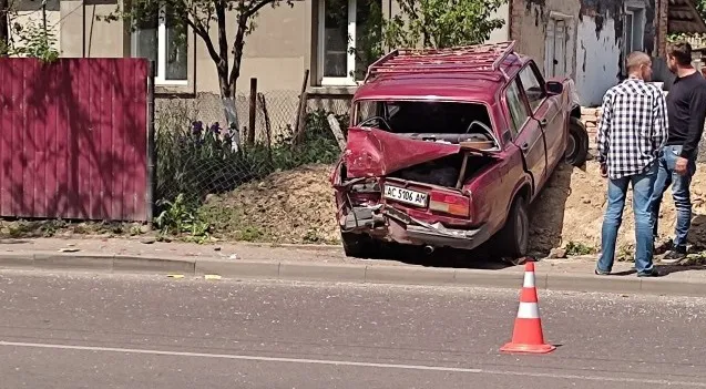 У Луцьку приміська маршрутка протаранила «жигулі» (відео)