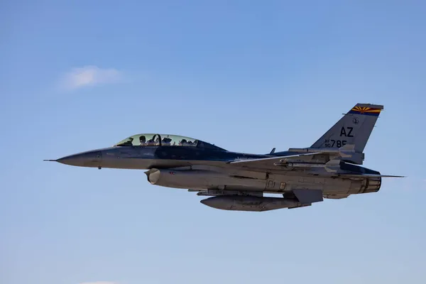 До літа перші чотири українські льотчики опанують F-16