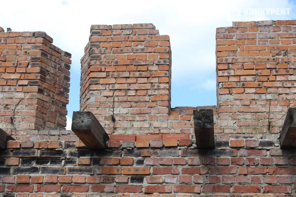 У Луцьку меценати відбудують зовнішню стіну замку