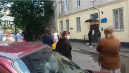 Лучани стоять у черзі, аби здати тест на коронавірус (фото)