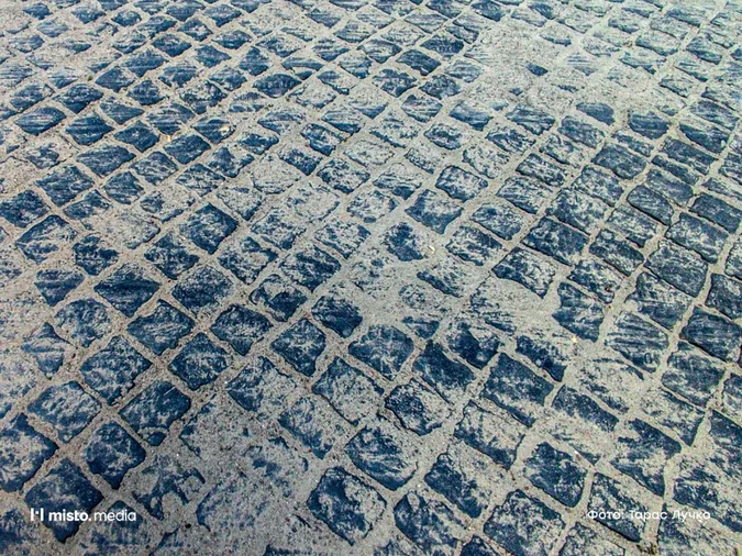 У центрі Луцька бруківку рятують, бо вона «ходить» (фото)