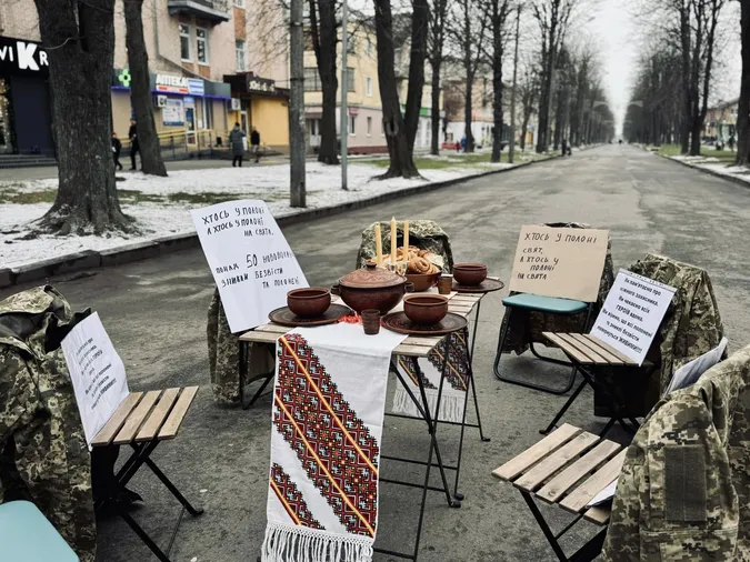 Військові форми на порожніх стільцях: у Нововолинську провели акцію-нагадування (фото)