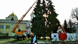 У Луцьку прикрашають головні ялинки міста (фото)