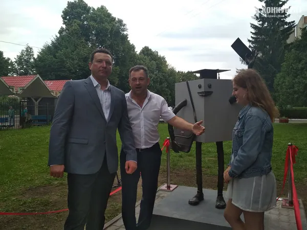 У Луцьку з’явилася скульптура студенту (фото, оновлено)