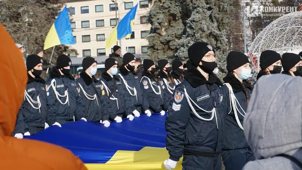 Свято єднання: у Луцьку розгорнули довжелезний стяг у День Соборності (фото, відео)