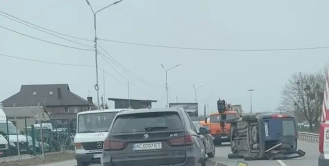У Луцьку на Рівненській перекинулося авто: є травмовані (відео)