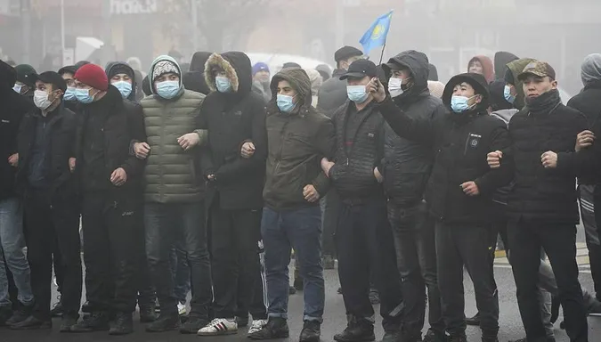 У Казахстані протестувальники захопили резиденцію президента (відео)