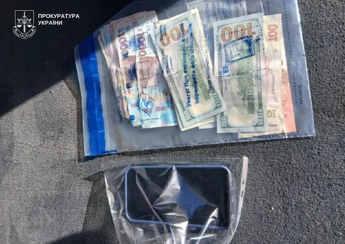 Брав $1000 за пропуск товарів без огляду: на Волині викрили митника на хабарі (фото)