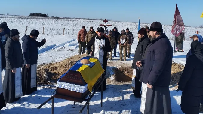 Після понад двох років невідомості у рідному селі на Волині попрощалися з воїном Романом Сидоруком (фото)