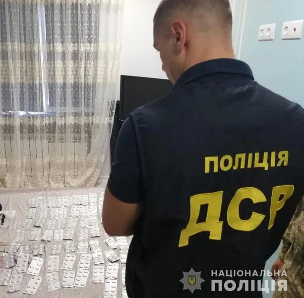 Збували рекордними партіями: на Волині спіймали «наркобаронесу» і її банду (фото)