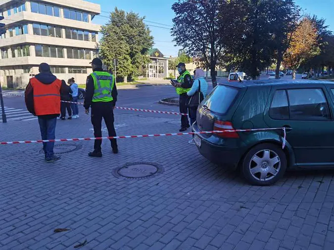 Чоловік, якого збило авто на зупинці у Луцьку, – у стабільно важкому стані