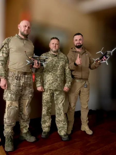 Головний рабин України передав волинським бійцям дрони-бомбери (фото)