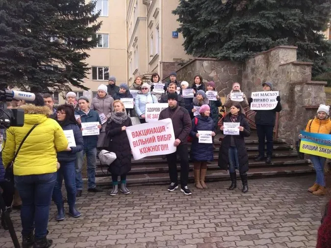 «Не проти вакцинації – проти дискримінації»: у Луцьку протестують батьки (фото, оновлюється)