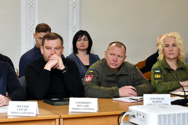 Укриття, система оповіщення та «тривожні кнопки» у закладах освіти: голова ОДА Іван Рудницький провів велику нараду