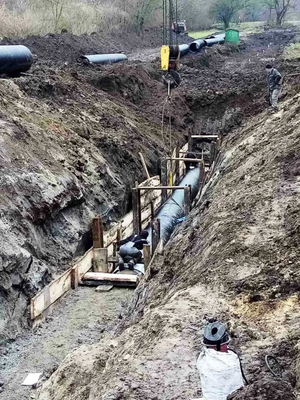 У Луцьку бурять свердловину з артезіанською водою (фото)
