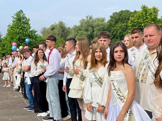 У Володимирських закладах освіти пролунав останній дзвоник (фото)