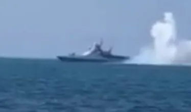 У Севастопольську бухту зайшов обсмалений російський військовий корабель (фото, відео)