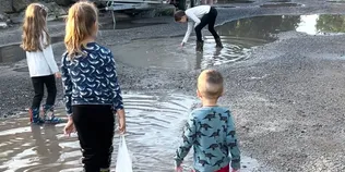 Ями, болото після дощу і жодного тротуару: у Луцьку жителі Степової чекають на ремонт дороги (фото, відео)