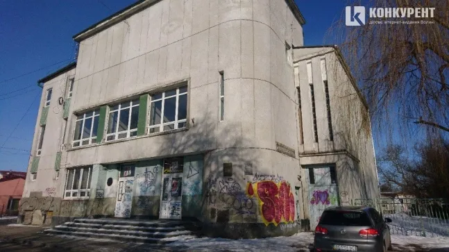 Небезпечні забави: у Луцьку підлітки збираються на даху аварійного будинку (відео)