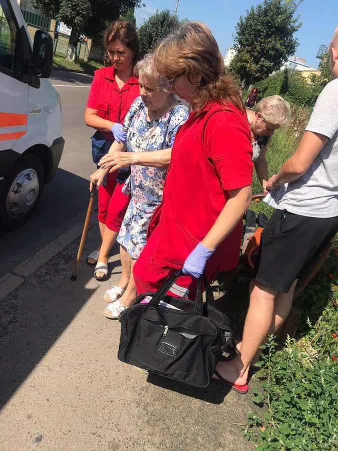 Підозра на інфаркт: лучанка знепритомніла посеред вулиці (фото)