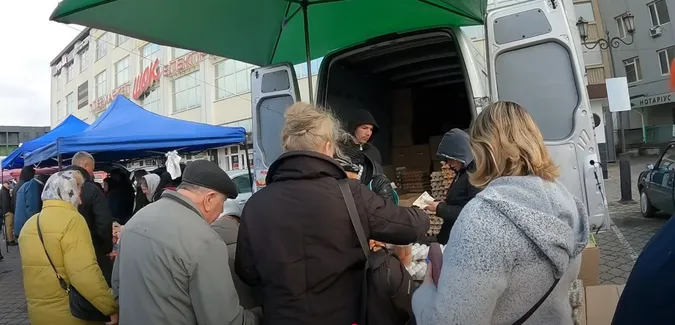 Які ціни на яйця та м'ясо перед Великоднем на фермерському ринку біля «Торби» у Луцьку (відео)