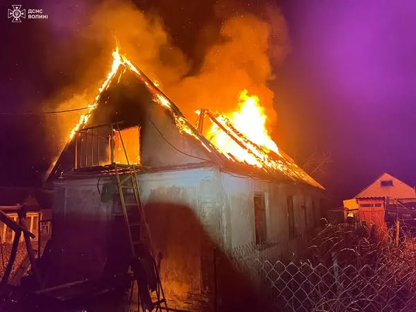 Дах згорів: у Рожищі вночі сталася пожежа (фото)