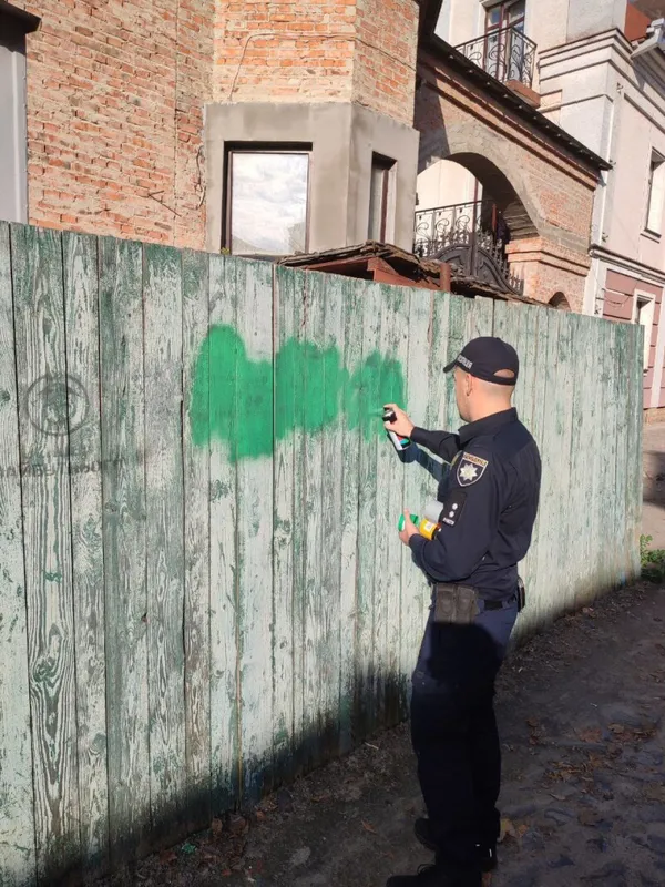 У Луцьку замалювали рекламу наркотиків на парканах і стінах (фото)