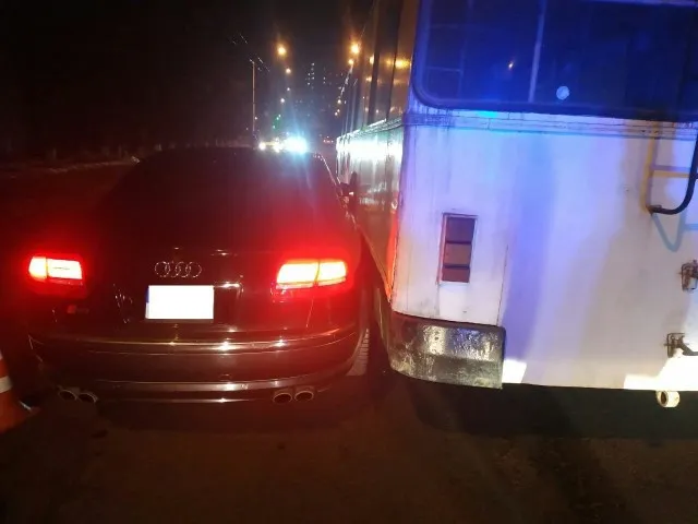 У Луцьку сталася ДТП за участі тролейбуса і легковика (фото)