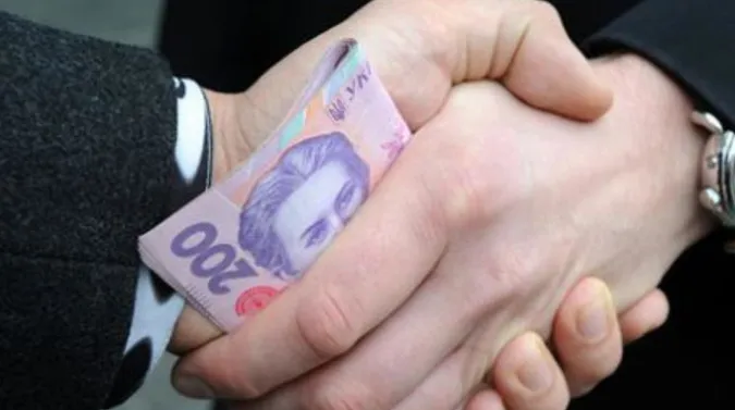 Державного реєстратора покарали за правопорушення, пов’язані з корупцією