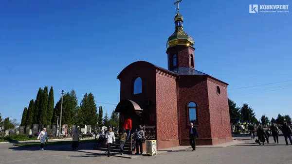 «У Бога всі живі, у нього немає мертвих»: як лучани проводять поминальну неділю (фото)