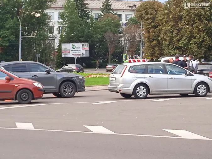 Аварія біля «історичного» спричинила величезний затор у центрі Луцька (фото)