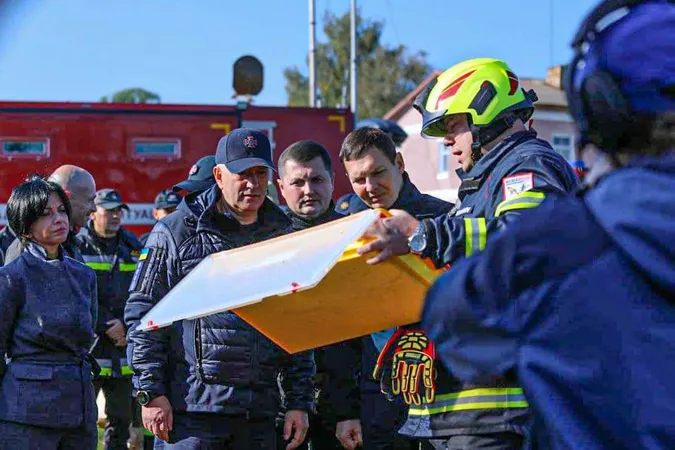 Ріжуть і палять автівки: волинські рятувальники взяли участь у масштабних навчаннях (фото)