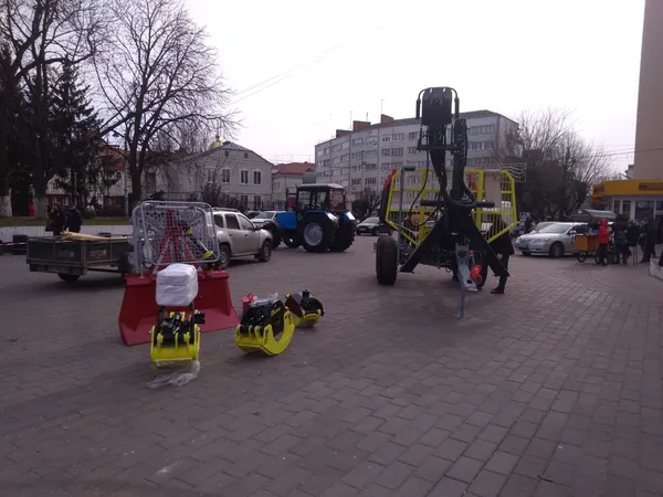 На Театральному майдані Луцька до виставки готуються лісівники