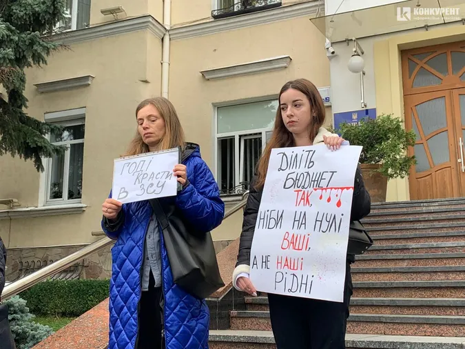 Під Луцькрадою активісти знову вийшли на акцію: що вимагають (фото, відео)