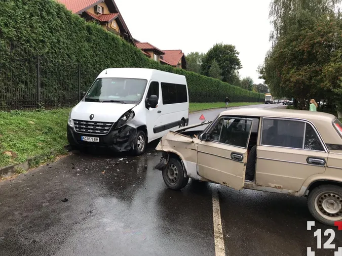 На Чорновола в Луцьку – аварія: «ВАЗ» влетів у «рено» (фото)