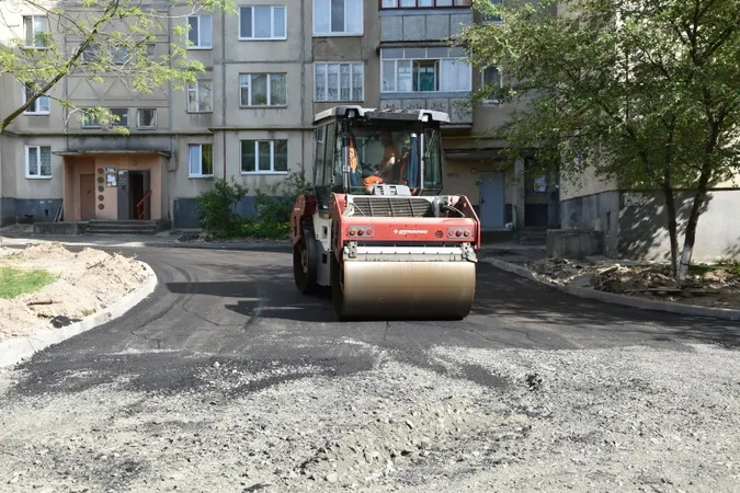У Луцьку ремонтують двори за новою технологією (фото)