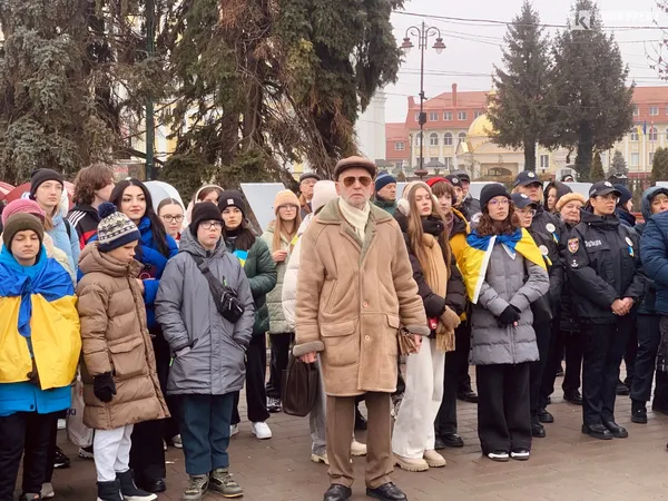 У Луцьку в День Соборності створили «ланцюг єднання» (фото)
