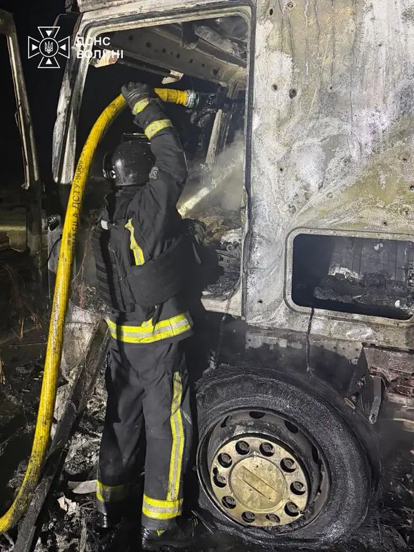 Під загрозою повторних ударів: рятувальники приборкали пожежі після обстрілів Волині (фото)
