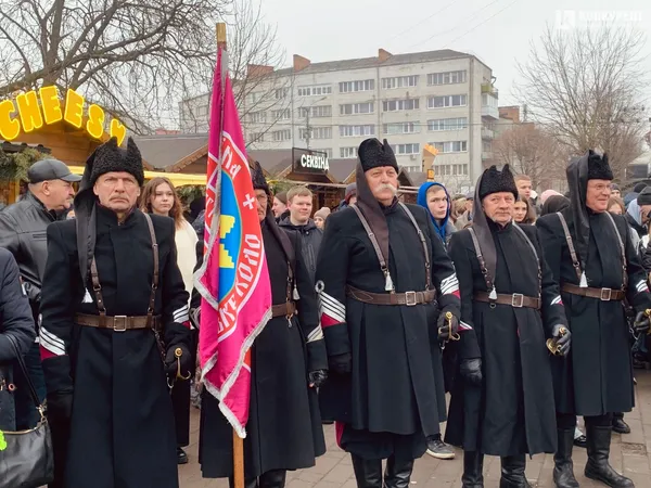 У Луцьку в День Соборності створили «ланцюг єднання» (фото)