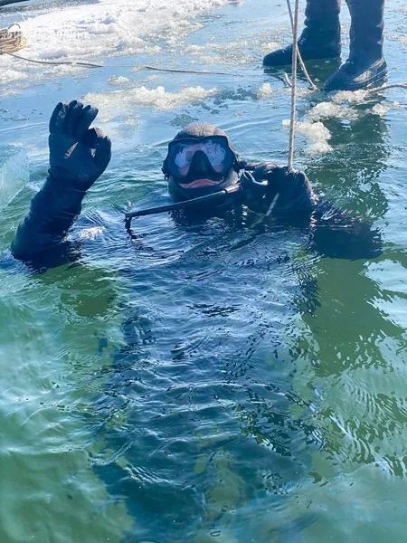 Холод, товстий лід, крижана вода: як на Світязі тренуються водолази (фото)