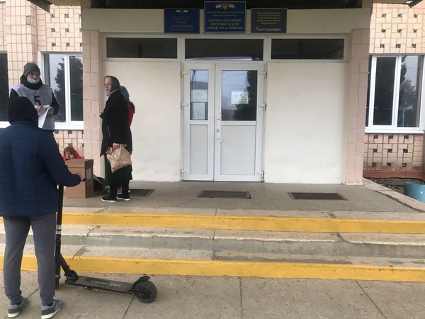Нестача скриньок, голосування поза кабінкою, відсутність пандусів: на Волині фіксують порушення (фото)