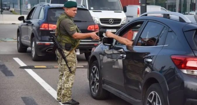 Заброньовані від мобілізації чоловіки можуть виїжджати за кордон