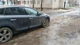 У Луцьку засіяний мешканцями газон роз’їздили автівки (фото)