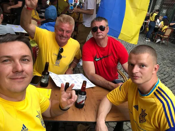 «Червона рута» у Бухаресті: як співали лучани в очікуванні футбольного матчу (відео)